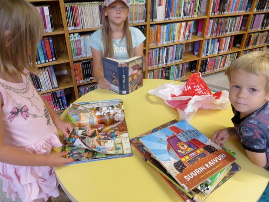 Ida-Maria Kulmala on lukenut Harry Pottereita, Elias Kulmalaa taas kiinnostavat työkoneet.