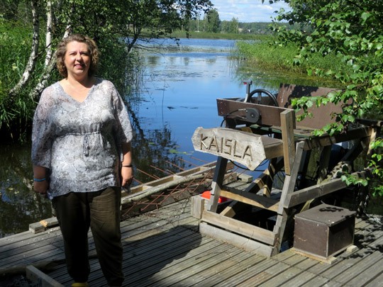 Laukanlahden suojeluyhdistyksen uusi puheenjohtaja Helen Oksanen Kaislaksi nimetyllä niittolautalla.