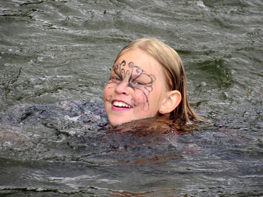 Heta Ojala oli varustautunut uimakoulun päätökseen kasvomaalauksin.