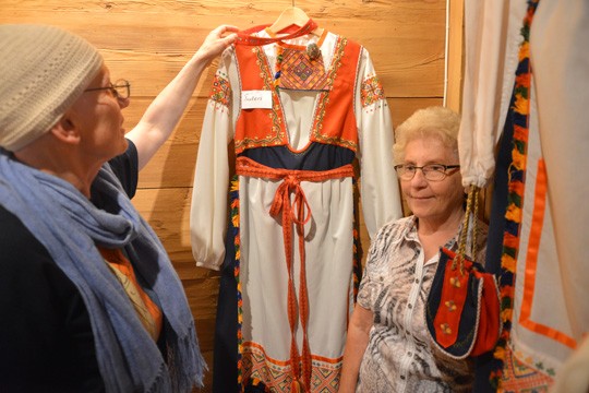 Leena Muuri ja Liisa Peltonen esittelevät Tuuterin pukua.