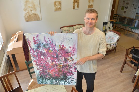 Perniöläinen Sauli Leskinen pitää näyttelyn kotipitäjässään, kunnantalon kahvilassa.