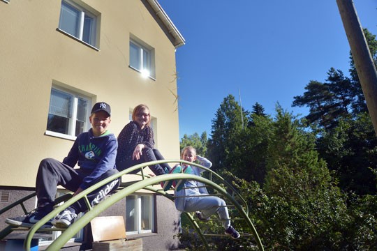 Valtteri Holm, Anni Laitinen ja Veeti Hänninen ovat vitos-, nelos- ja kuutosluokkalaisina jo konkareita. Kolmikon koulutyö alkoi muiden salolaislasten tavoin maanantaina.