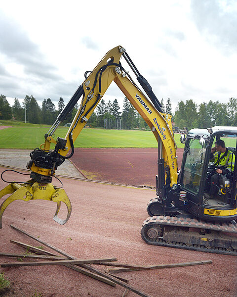 Juoksuradan reunukset irtosivat konevoimalla kevyesti. Puikoissa on Jari Rauniomaa.