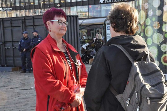 Eira Eriksson kuunteli kansalaisten mietteitä Turun kauppatorilla viikko puukotusten jälkeen.