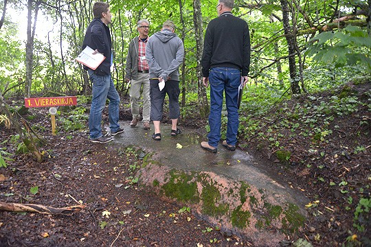 Matti Nikander ja Tapio Järvinen tutustuivat kunnanlääkäri Bremerin vieraskirjaan viime viikolla. Heikki Karhumäki ja Antero Peijonen opastivat.