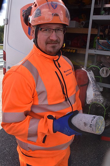 Siltaexpert Oy:n Mikko Rauhanen näyttää, millainen on sillasta otettu koepala.