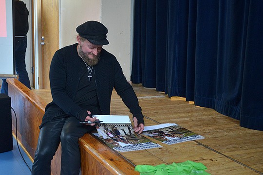 Jarppi Leppälä veti nimikirjoituksensa julisteeseen, joka muistuttaa, että tässä luokassa ei kiusata. Joka luokka sai omansa.