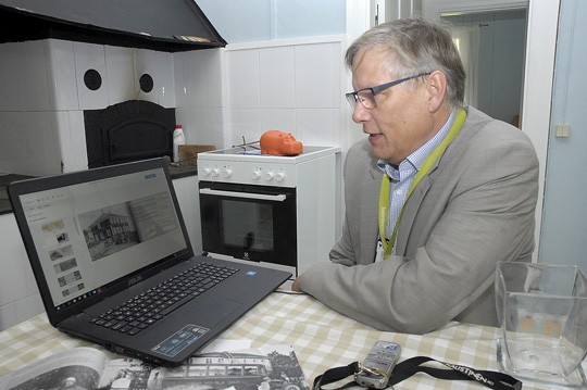 Robert Henriksson tekee taittoa myöten Kiskon Kirkonkylä kuvina -teokset. Viimeistelyn alla on kovakantinen, 36-sivuinen kakkososa.