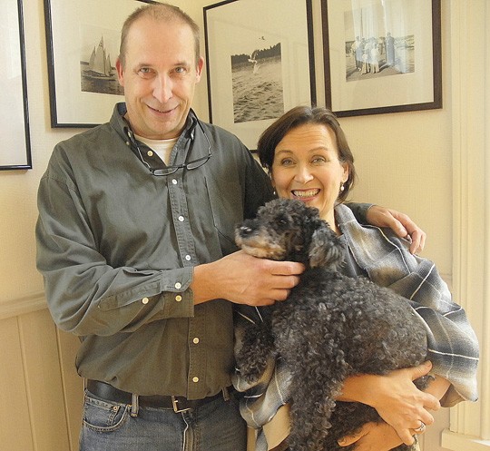 Jyri ja Kirsti Menna ehostavat Särkisalon kunnantaloa vähän kerrassaan.