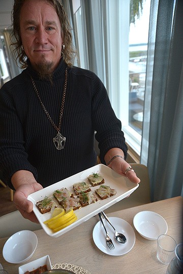 Saisiko olla? Janne Raution käsissä on vadillinen graavisärkeä saaristolaisleivällä.