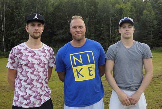 Parketeille palannut Klaus Troberg (vas.) on yksi PeU-Basketin neljästä omasta kasvatista. Päävalmentaja Toni Nyman siirtyi Perniöön Salon Vilppaasta ja takamies Teemu Jarhio (oik.) Kaarinan Ura-Basketista.