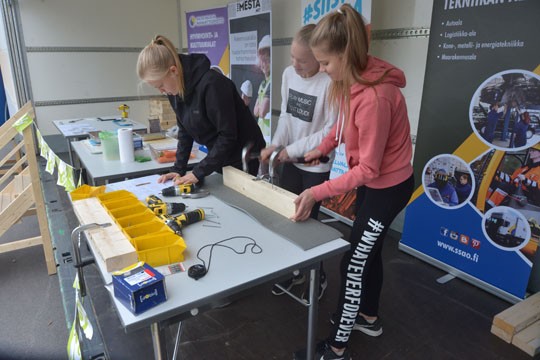 Maria Säilä, Alina Knaapinen ja Tiina Kemilä ottivat osaa Taitaja-kilpailun karsintaan. Naulat upposivat puuhun vaivoitta.