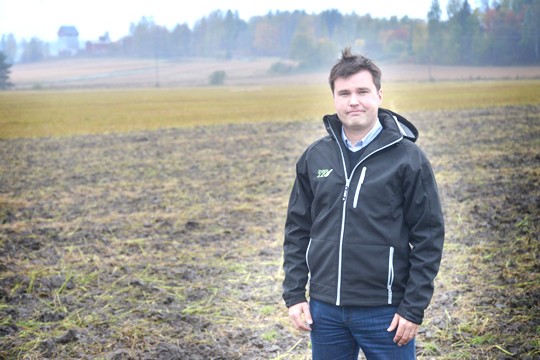Talousasiantuntijan työ kuljettaa Olli Saaristoa pellonpientareelta toiselle.