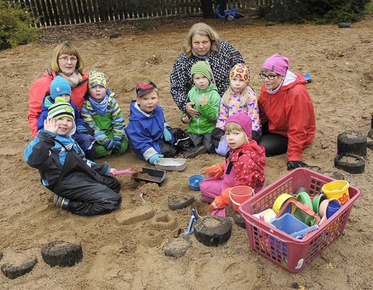 Hei hei, kohta me lähdemme! Aseman päiväkodin viimeisten lasten kanssa ulkoilemassa hoitajat Eija Saari (vas.), Anna-Kaisa Törrönen ja Merja Jalonen. Edessä moikkaa Jesper, Eijan sylissä Tami ja Miro, sen jälkeen vasemmalta Christian, Leevi, Ellen sekä korin vierellä Lissu.