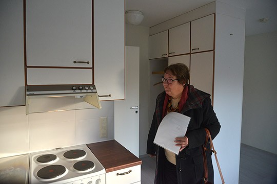 Keittiön pienet yksityiskohdat helpottavat elämää: hahmotushäiriöistä auttaa, jos vetimet ja tasot erottuvat valkoisista pinnoista. Särkisalokodin puolella on käytössä hella, jossa levyt on merkitty eri värein. Pirkko Kainiemi näyttää, miten liesivahti on kätketty liesituulettimen kuvun alle.