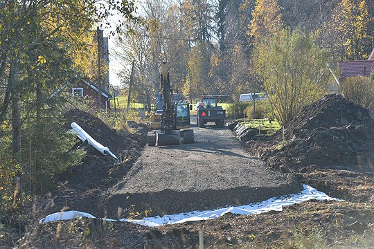Rakenteilla oleva Riipisenkuja odottaa siltarumpua. Valmiina yhteyden Haarlantieltä urheilukentälle on määrä olla vielä tänä syksynä.