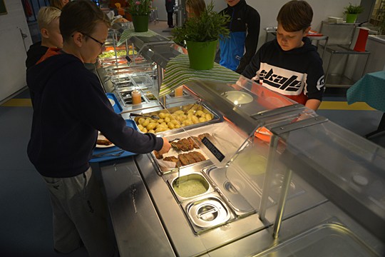 Aaro Saukkonen ja Hermanni Hursti valitsivat linjalta silakkapihvit.