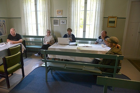 Ylikulman rukoushuoneessa pidettiin syyskuussa kokousta talon remontin tiimoilta. Koolla olivat muun muassa Aarno Hiihtola, Kirsti Kurki, Jaana Uusitalo, Seppo Vuorinen ja ikkunaentisöijä Annika Pettersson.