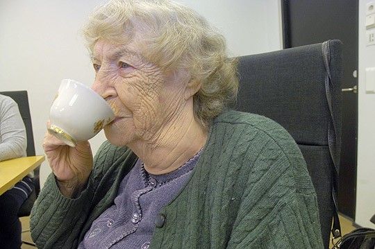 Kohta kuullaan tuomio: Kirsti Söderholm hörppää korviketta.