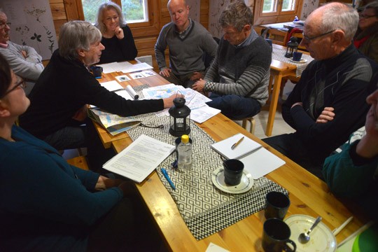 Matildanjärven kuntoa ja hoitomahdollisuuksia puitiin tiistaina. Karttaa tutkivat vas. Salon ympäristöinsinööri Sirpa Sorsa, kyläläiset Jouko Roos ja Alpo Alho, Metsähallituksen suunnittelija Sirpa Ellä, Ely-keskuksen Juha-Pekka Triipponen ja Ari Sallmén sekä kyläläisiin kuuluva Risto Jaakkola.