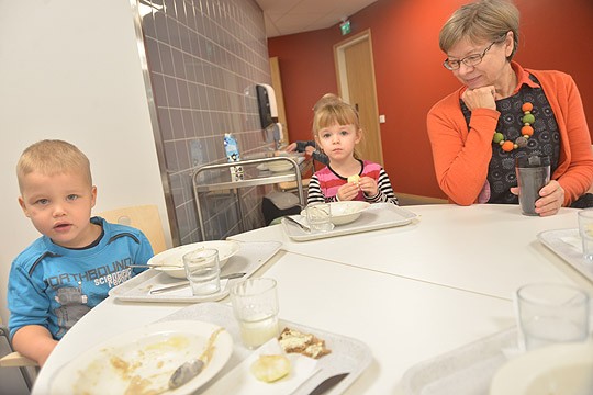 Päivä alkaa puurolla. Tiistaiaamuna Ulla Vuorijoen kanssa aamupalalle istuivat muun muassa Nooa ja Semina.