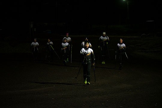 Sauvajuoksu oli osa tiistain hiihtokoulua. Porukkaa vetää Otso Rokka, muut joukossa ovat Juho Juva, Eemeli Varemäki, Niilo Lempiäinen, Juulia Juva, Onni Vuorinen ja takana harjoitusta silmäilevät Sauli Siltanen ja Bettina Wikström.