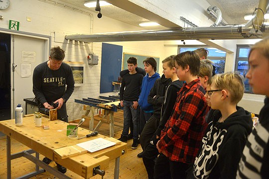 Ohjeet haltuun ja toimeen. Jari Juntunen näyttää, miten haudoille vietävä asetelma syntyy.