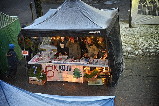 Kuutosluokkalaisten kojulla raikasi välillä myyntilaulukin.