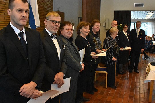 Perniö-mitalit on jaettu. Sisun ja Hallin lavan puolesta mitalin vastaanotti Mikko Venhomaa (vas.). Hänen vierellään ovat Heikki Karhumäki, John Ujanen, Mariana von Limburg Stirum, Leila Kuosa ja Ritva Piironen. Kuvastsa puuttuvat Adlije ja RIzah Veseli sekä Susanna ja Olavi Lindstedt.