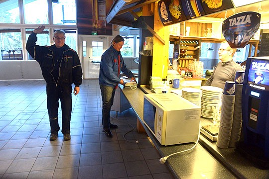 Jarkko Rannikko ja Tapani Kakko vastaanottivat kuntakohtaisen yrittäjäpalkinnon viikonloppuna. Tony Hellström jatkaa Skihausin ravintolayrittäjänä. Tiistaina pikapalaverin aiheena oli seinien maalaaminen.