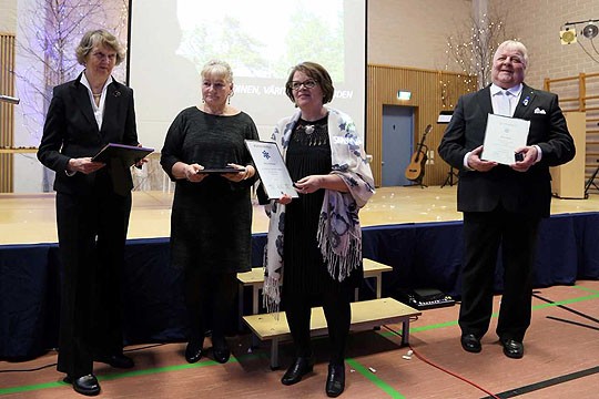 Huomionosoitusten saajista koolla Tuula Willgren, Raila Palm, Mirja Meriluoto ja Pentti Palm.
