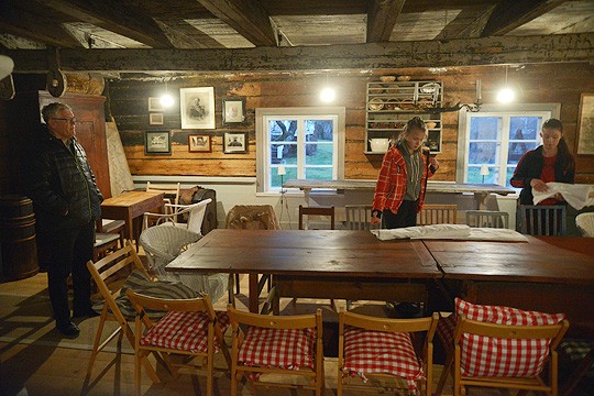 Rengintupa juhlakuntoon: Sakari Korpinen piipahti katsomassa Minttu ja Jasmin Jurmun työskentelyä.