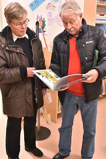 Särkisalon kirjastossa pääsee tätä nykyä lainaamaan kolmena päivänä viikossa. Jatkossa joka päivä, kunhan muutos omatoimikirjastoksi on valmis. Eija ja Jukka Aarniolle kehityksen kulku oli mieleen.