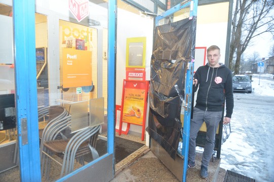 Perniön M-marketiin murtauduttiin oven lasi rikkomalla, näyttää Jesse Kantonen.