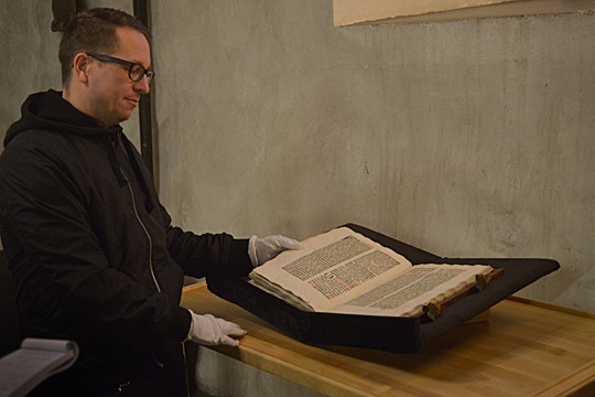 Johannes Alaranta esittelee latinaksi kirjoitettua messukirjaa, joka on ollut pappien työkalu jo 1400-luvun lopulla.