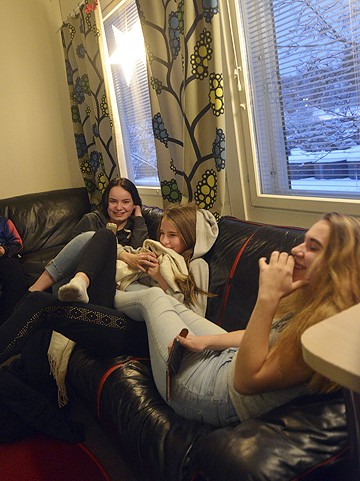 Netta Laakso, Inka Kokkarinen ja Kia Grönberg valtasivat yhden sohvan.