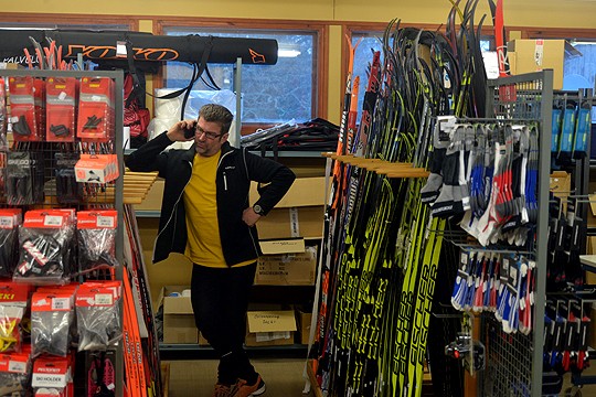 Vesa Oksanen kiittelee sairaanhoidon toimintaa: elokuinen sairaskohtaus hoidettiin hyvin. Tiistaina Oksanen sai vastailla liikkeessään asiakkaiden kysymyksiin suksivalinnoista.