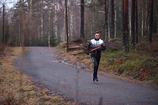 Niilo Helkama otti eilisaamuna pikku juoksupyrähdykset kotimaisemissaan Perniössä. Tulevana viikonloppuna edessä ovat SM-hiihdot Iisalmessa.