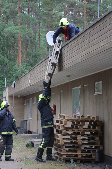 Perniön VPK harjoitteli rivitalolla viime vuoden lopulla. Kohta talo muuttuu historiaksi. Kuva Mona Aaltonen /VPK