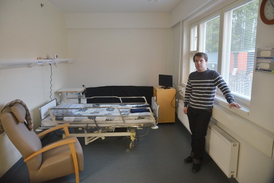 Kemiönsaaren terveyskeskuksessa on jatkossa yksi huone varattuna vain saattohoitoon. Huoneessa on tilaa myös omaisille. Viittä vaille valmista huonetta esittelee johtava lääkäri Janne Orava.