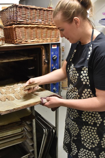 Elina Lineri tunnustelee näkkärien kypsyyttä. Tämä on aina tehtävä, sillä jokainen uuni on erilainen.