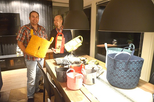 Kierrätysmuovista tehty säkki oli alkujaan istutuskäyttöön. Vilikkala markkinoi tuotetta Kotisäkin nimellä. Hannu Tuomola ja Jari Toivonen esittelevät valikoimaa.