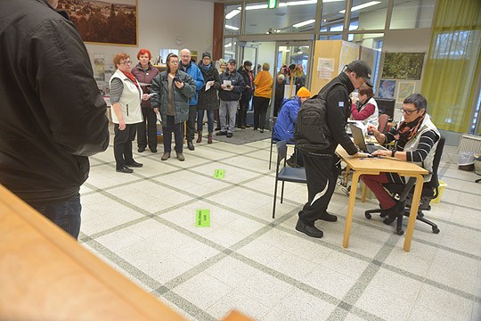 Ennakkoäänestys alkoi Perniössä kymmeneltä, ja vartin päästä jonoa oli jo ulosa sti.