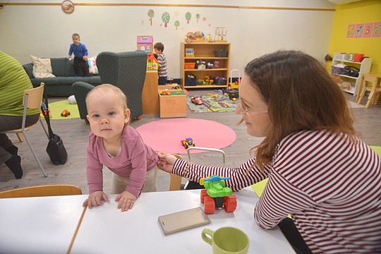 Vuoden ikäinen Lilja keskittyi maanantaina työntelemään lelukärryjä ja pöydällekin olisi pitänyt päästä. ÄIti Elina Jalonen piteli helmasta kiinni.