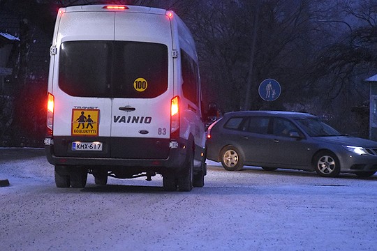 Ammattilaiselta sujuu, piha-alueelta tuleva väistää kadulla kulkevaa liikennettä. Kuvan pikkubussi ei liity yhteydenottoon.
