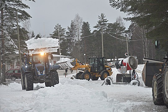 Tykkilunta levitettiin latupohjille maanantaina. LIsää lunta tehdään, kun tuuli tyyntyy. LIsäksi ennusteissa on vähän luonnonluntakin.