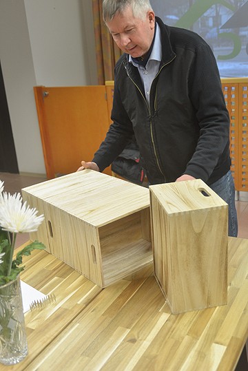 Sisustuslaatikko toimii mallikappaleena; kyljelleen kaadettuna laatikossakin ovat