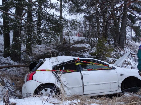 Henkilöauto vahingoittui ulosajossa pahoin. Kuva Kari Väyrynen.