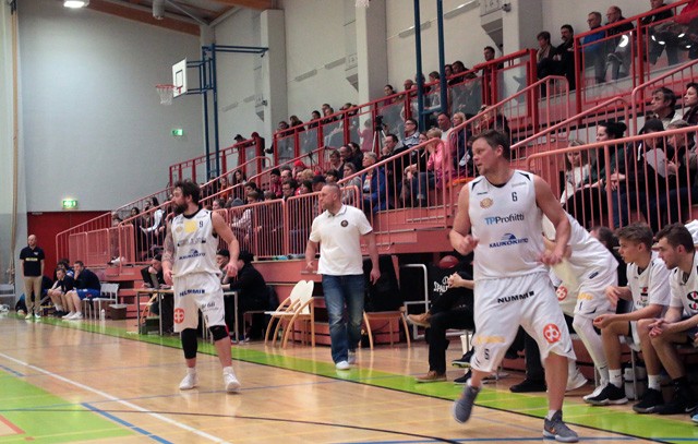 PeU-Basketin kokeneet Sami Himberg ja Samu Kaaresvirta pääsivät valmentaja Toni Nymanin kanssa vauhtiin toisella puoliajalla Äänekosken Huimaa vastaan.