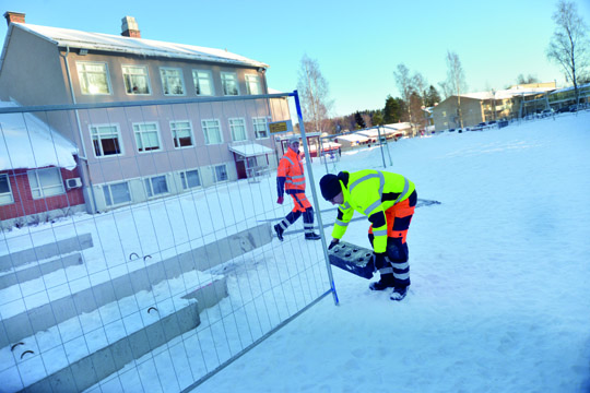 Varsinaisten väistötilojen eli viipalekoulun tuleva paikka on jo aidoin eristetty. Maanantaina laitettiin aidat vielä pihassa odottavan paalukasan ympärille. Asialla olivat asentajat Petri Viirret ja Mika Lepistö.